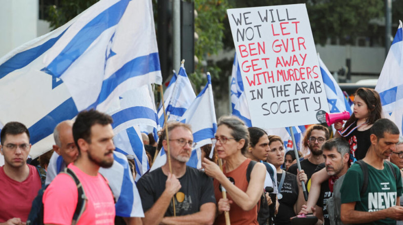 آلاف الإسرائيليين يتظاهرون للمطالبة بحل الكنيست وعقد صفقة لتبادل الأسرى