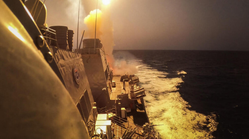 الحوثيين تعلن استهداف سفينة بريطانية بصاروخ قرب السواحل اليمنية