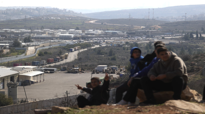 الهلال الأحمر: 12 إصابة جراء قمع الاحتلال للفلسطينيين قرب سجن "عوفر" غرب رام الله