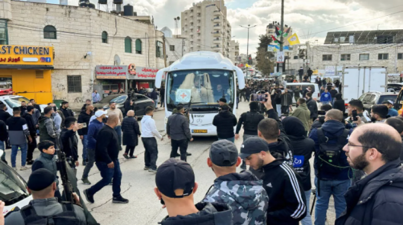 وصول الأسرى الفلسطينيين الـ9 المفرج عنهم من السجون الإسرائيلية إلى غزة