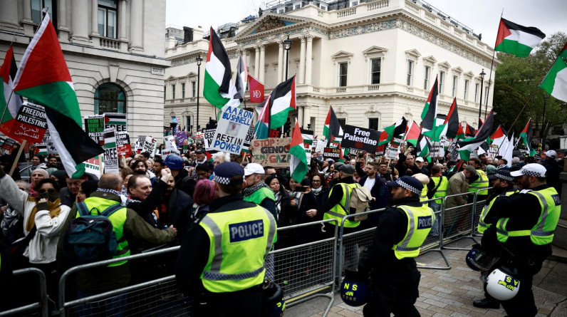 اعتصامات أمام مكتب رئيس الوزراء البريطاني الجديد تنديدا بمجزرة "المواصي"