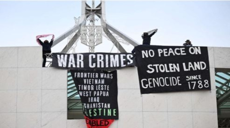 مناصرو فلسطين يعتلون سطح البرلمان الأسترالي لهذا السبب